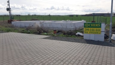 Prodej stavebního pozemku 982 m2 s rozestavěným RD v obci Veliká Ves, Praha východ