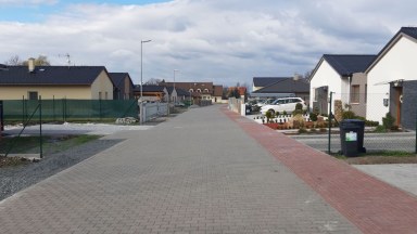 Prodej stavebního pozemku 982 m2 s rozestavěným RD v obci Veliká Ves, Praha východ