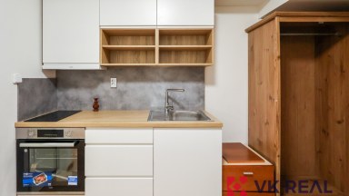 Prodej nebytového prostoru 18 m2, Peroutkova ul č.p. 531., Praha 5 - Malvazinky