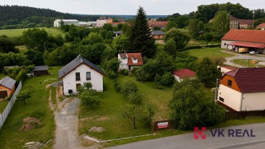 Prodej stavebního pozemku 891 m², zasíťovaného, s rekreační chatou v obci Pňovany, okr. Plzeň-sever