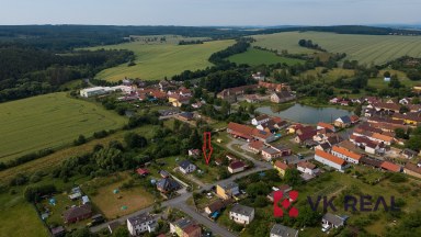 Prodej stavebního pozemku 891 m², zasíťovaného, s rekreační chatou v obci Pňovany, okr. Plzeň-sever