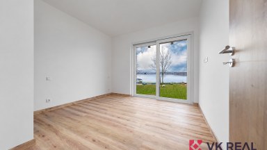 Prodej bytu 3+kk/B, cca 53m² + 5m², Lipno, Černá v Pošumaví, 50m od vody
