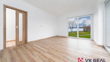 Prodej bytu 3+kk/B, cca 53m² + 5m², Lipno, Černá v Pošumaví, 50m od vody