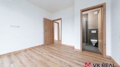 Prodej bytu 3+kk/předzahrádka, cca 53 m² + 54,5 m², Lipno, Černá v Pošumaví, 50m od vody