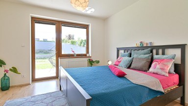 Prodej atypického bytu 3+kk s předzahrádkou a GS - 88 m2/133 m2 - V Edenu, Mníšek pod Brdy