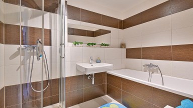 Prodej atypického bytu 3+kk s předzahrádkou a GS - 88 m2/133 m2 - V Edenu, Mníšek pod Brdy