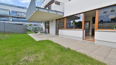 Prodej atypického bytu 3+kk s předzahrádkou a GS - 88 m2/133 m2 - V Edenu, Mníšek pod Brdy