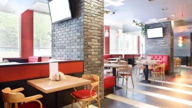 Postoupení pronájmu komerčních prostor, kategorie 350 - 500 m2, exponované obchodní místo v Praze 6.